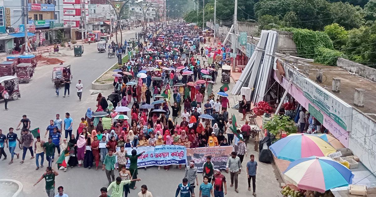 ঢাকা-রাজশাহী মহাসড়কে রাবি ও রুয়েট শিক্ষার্থীরা