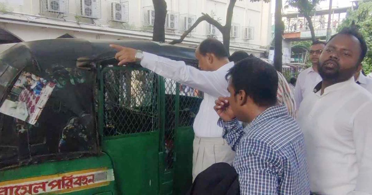 হেঁটে শাহবাগ পার হলেন সাবেক রেলমন্ত্রী