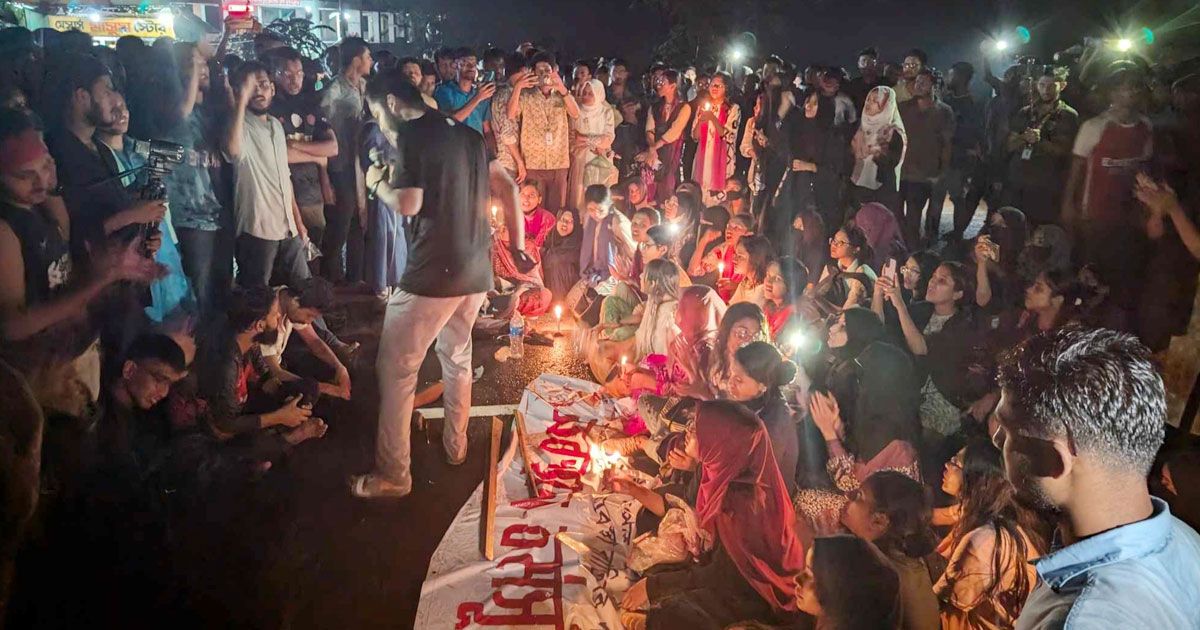 মোমবাতি-জ্বালিয়ে-মহাসড়ক-অবরোধ-কুবি-শিক্ষার্থীদের-যানজট