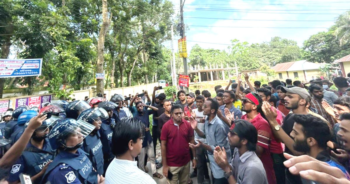 কুবি-শিক্ষার্থীদের-মিছিলে-বাধা-টিয়ারশেল-লাঠিচার্জ-আহত-২০