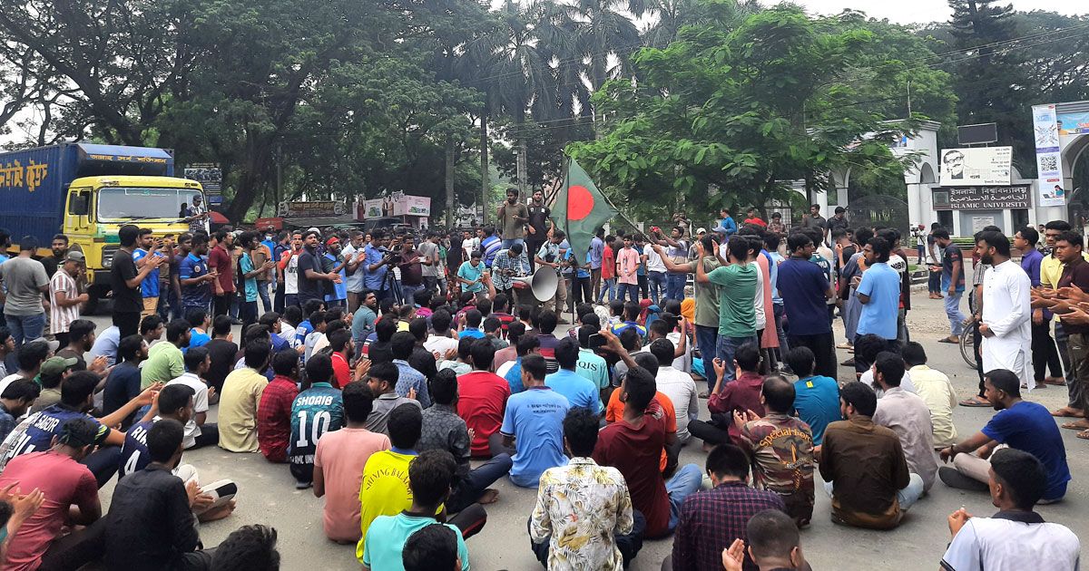 কুষ্টিয়া-খুলনা-মহাসড়ক-অবরোধ-করেছেন-ইবি-শিক্ষার্থীরা