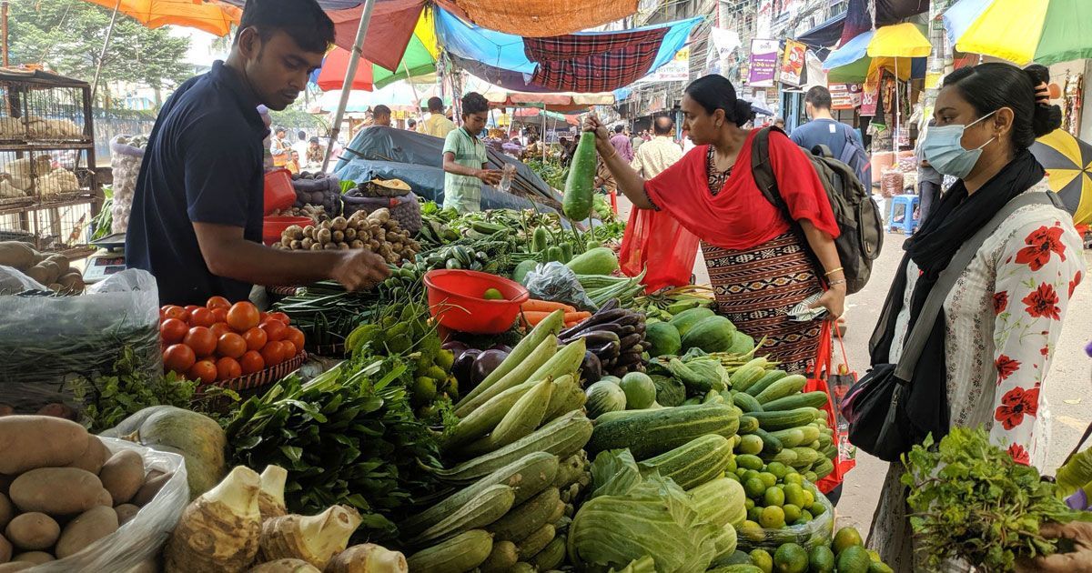 সবজির-বাজারে-বৃষ্টির-অজুহাত-ক্রেতার-বাড়তি-ভোগান্তি