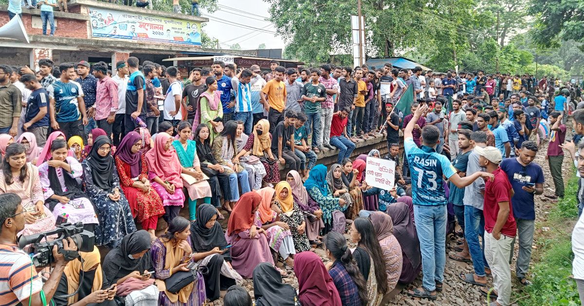 রাজশাহীতে রেলপথ অবরোধ করেছেন শিক্ষার্থীরা