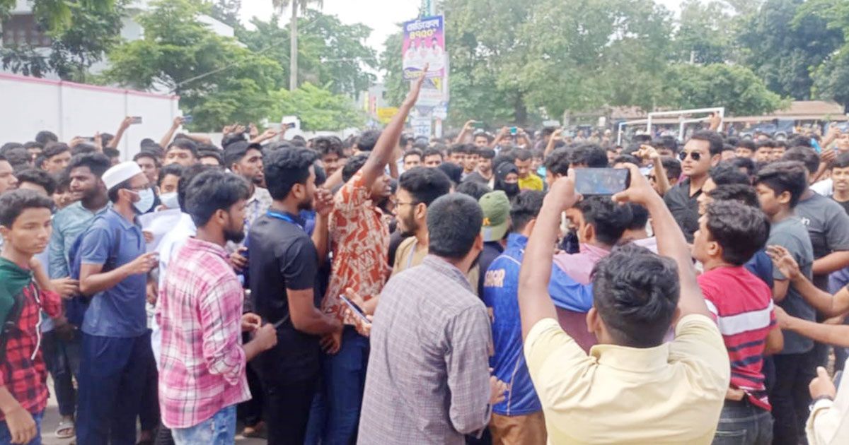 সিরাজগঞ্জে-পুলিশ-আন্দোলনকারী-সংঘর্ষ-গুলি-আহত-১৫