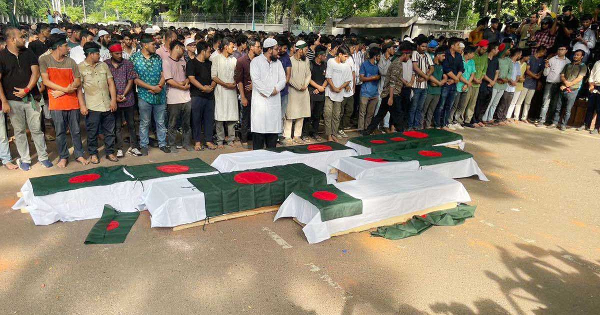 ঢাবির হলগুলো থেকে শিক্ষার্থীদের বের করে দিচ্ছে পুলিশ
