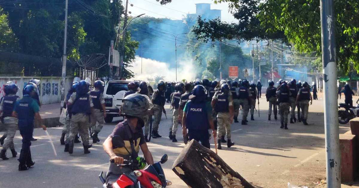 ঢাবির-হলগুলো-থেকে-শিক্ষার্থীদের-বের-করে-দিচ্ছে-পুলিশ