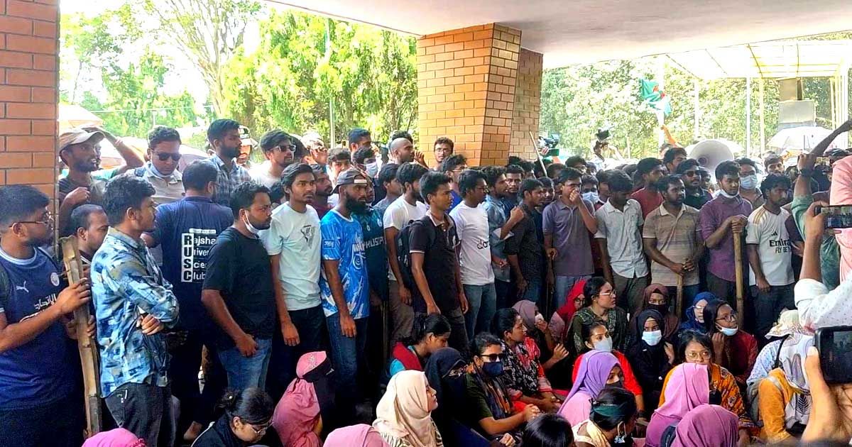 ছাত্র-রাজনীতি-নিষিদ্ধসহ-পাঁচ-দাবিতে-উত্তাল-রাবি-উপাচার্য-অবরুদ্ধ