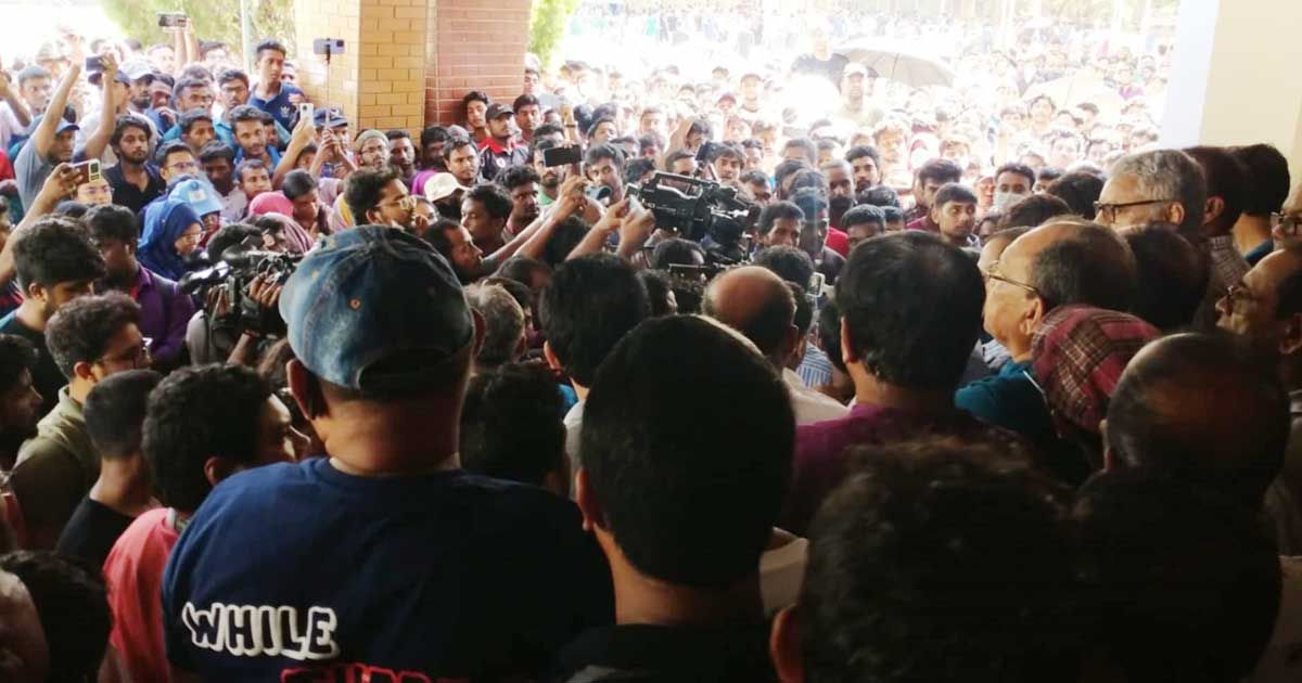 ছাত্র রাজনীতি নিষিদ্ধসহ পাঁচ দাবিতে উত্তাল রাবি, উপাচার্য অবরুদ্ধ