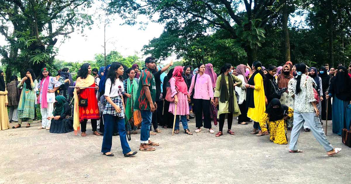 হল-না-ছাড়ার-ঘোষণা-শাবি-শিক্ষার্থীদের-হলে-হলে-তল্লাশি-অস্ত্র-উদ্ধার
