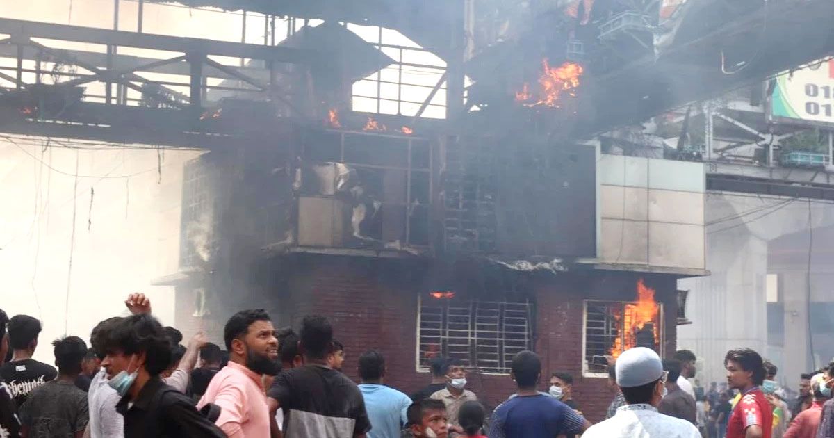 মিরপুর-১২-থেকে-আগারগাঁও-পর্যন্ত-মেট্রো-ট্রেন-বন্ধ-পুলিশ-বক্সে-আগুন