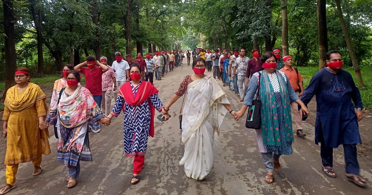 মুখে-লাল-কাপড়-বেঁধে-জাবি-শিক্ষক-শিক্ষার্থীদের-মৌন-মিছিল