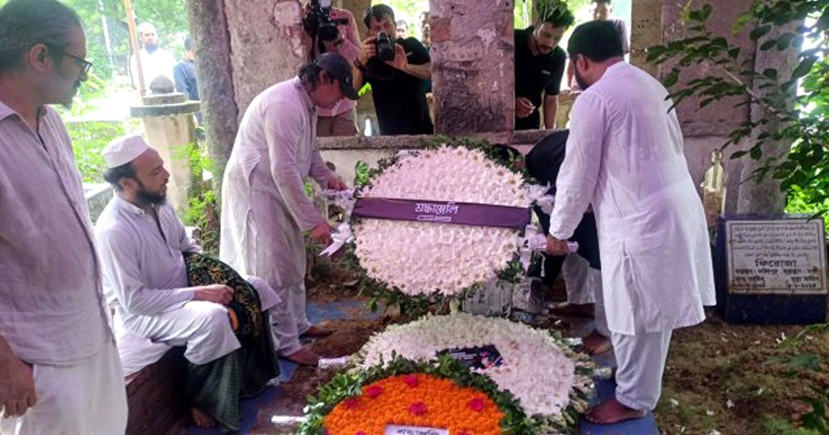 বাবার-কবরে-সমাহিত-হলেন-শাফিন-আহমেদ