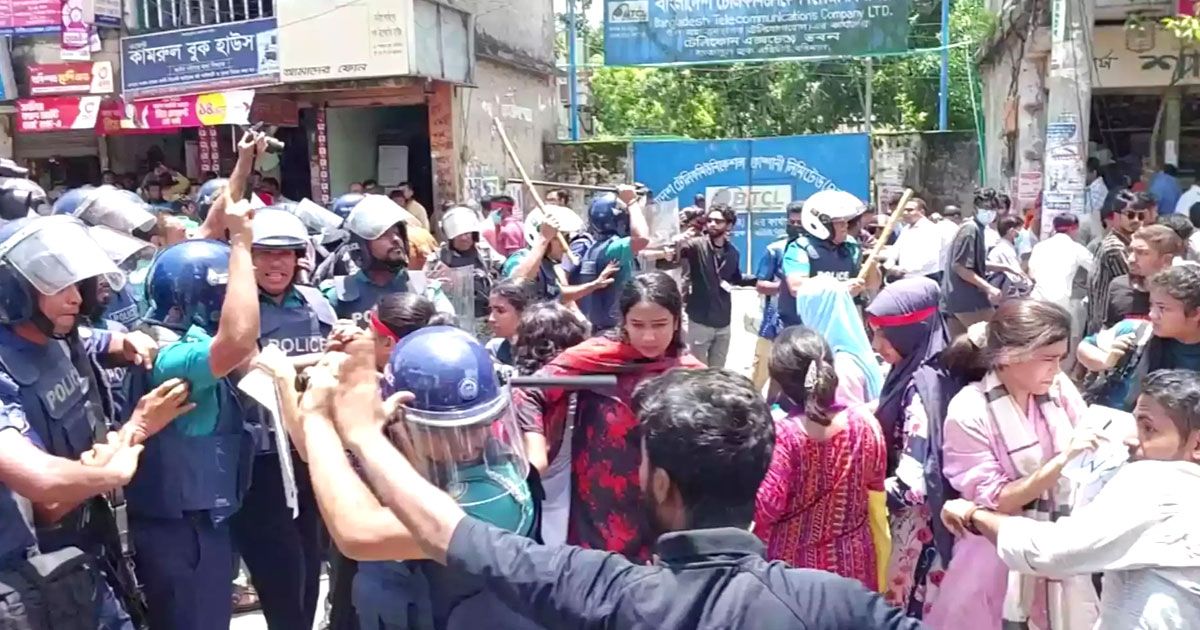 বরিশালে-শিক্ষার্থী-পুলিশ-সংঘর্ষ-সাংবাদিকসহ-আহত-১৫