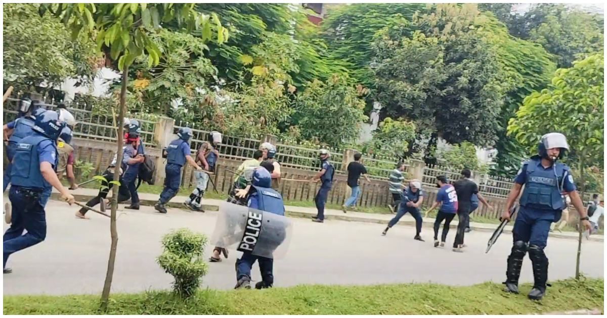 ঠাকুরগাঁওয়ে-ব্যারিকেড-ভেঙে-শিক্ষার্থীদের-বিক্ষোভ-লাঠিচার্জের-অভিযোগ