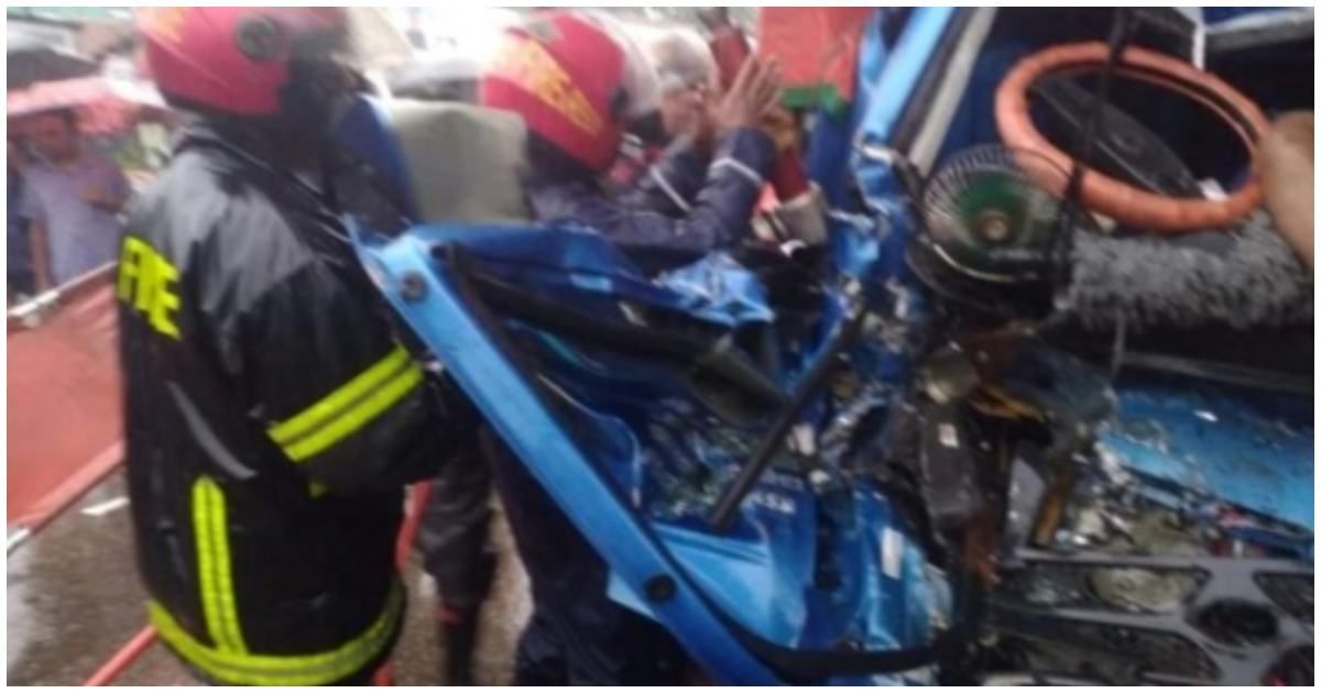 কাভার্ড ভ্যানের ধাক্কায় পিকআপের চালক যাত্রী নিহত
