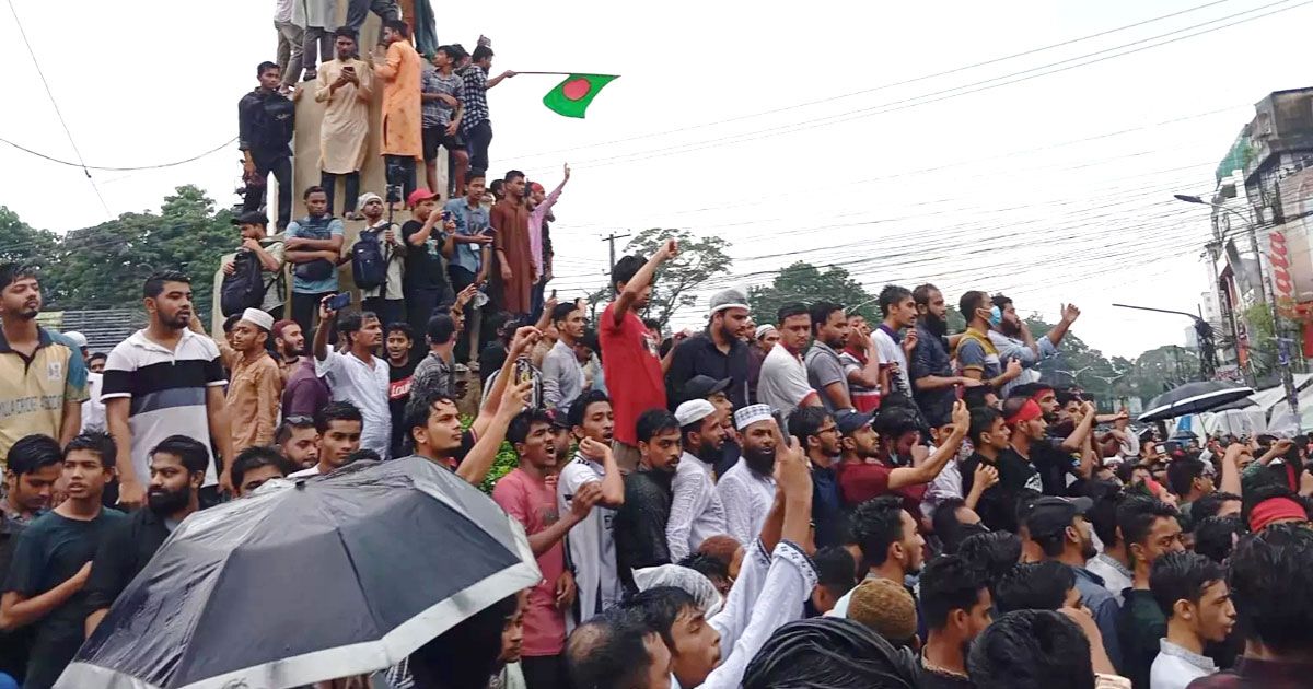 চট্টগ্রামে-পুলিশি-বাধা-ডিঙিয়ে-শিক্ষার্থী-অভিভাবকদের-বিক্ষোভ