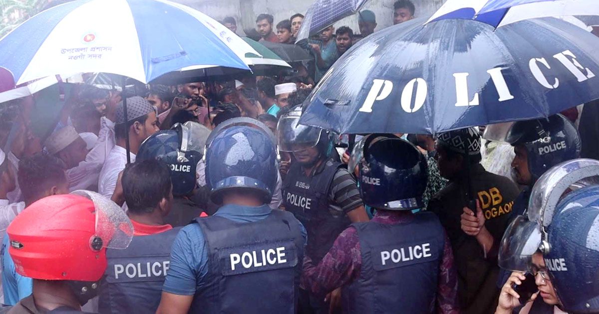 নওগাঁয়-শিক্ষার্থী-অভিভাবকদের-মিছিলে-পুলিশি-বাধা