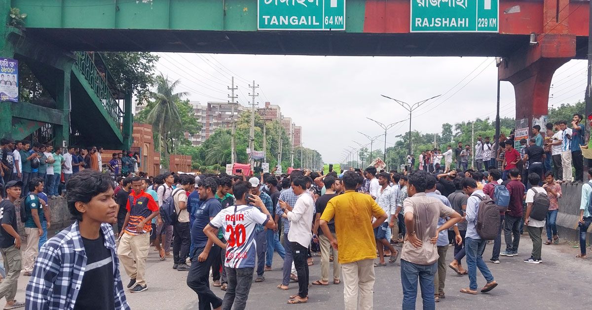 সাভারে-শিক্ষার্থীদের-ঢাকা-আরিচা-মহাসড়ক-অবরোধ