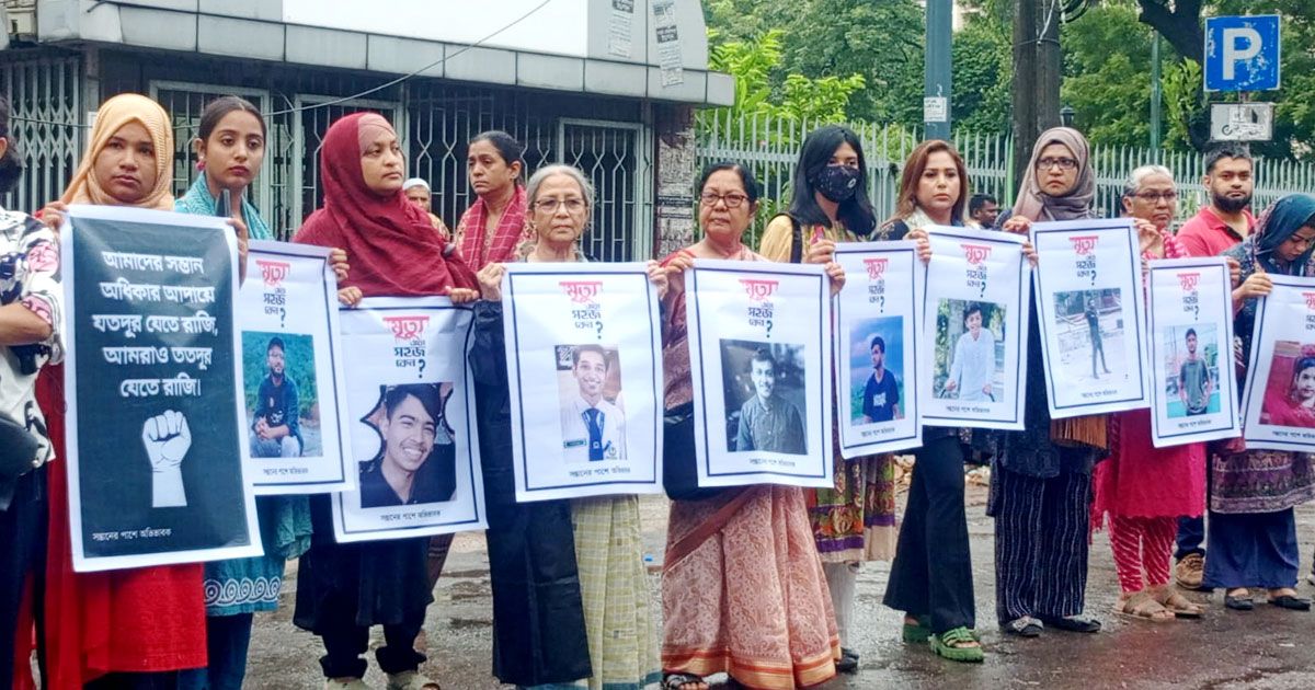 সন্তানের-পাশে-অভিভাবক