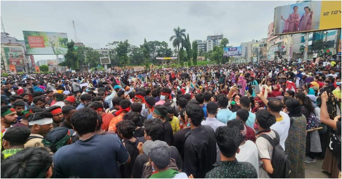 খুলনার-শিববাড়ি-মোড়ে-শিক্ষার্থীদের-স্রোত-আওয়ামী-লীগ-অফিসে-আগুন