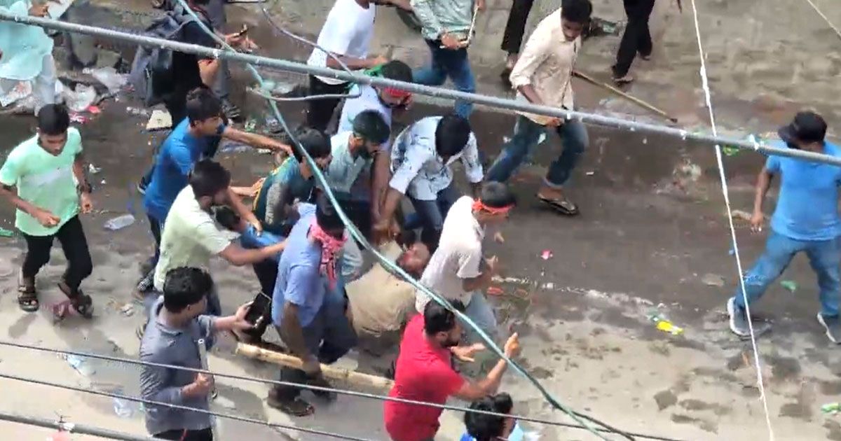 পাবনায় গুলিতে তিন শিক্ষার্থী নিহত, 
গুলিবিদ্ধসহ আহত ৩২