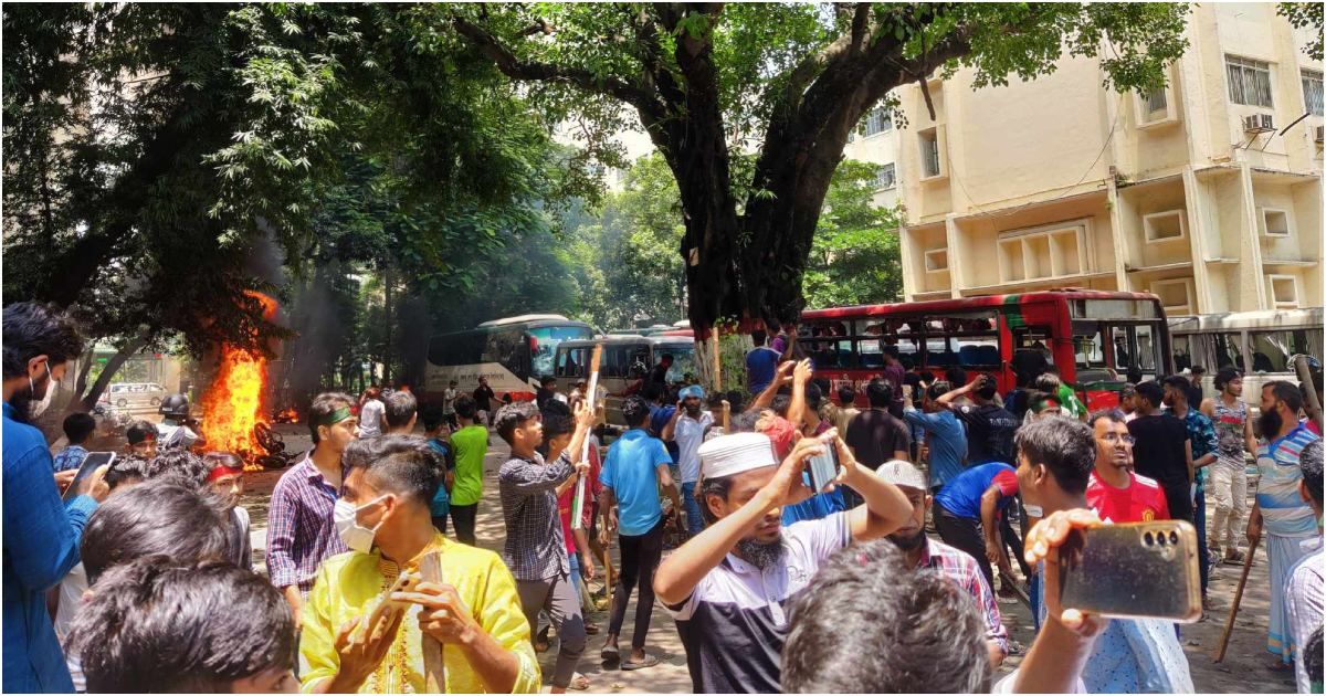 শাহবাগে ছাত্রলীগের সঙ্গে আন্দোলনকারীদের ইট-পাটকেল ছোড়াছুড়ি