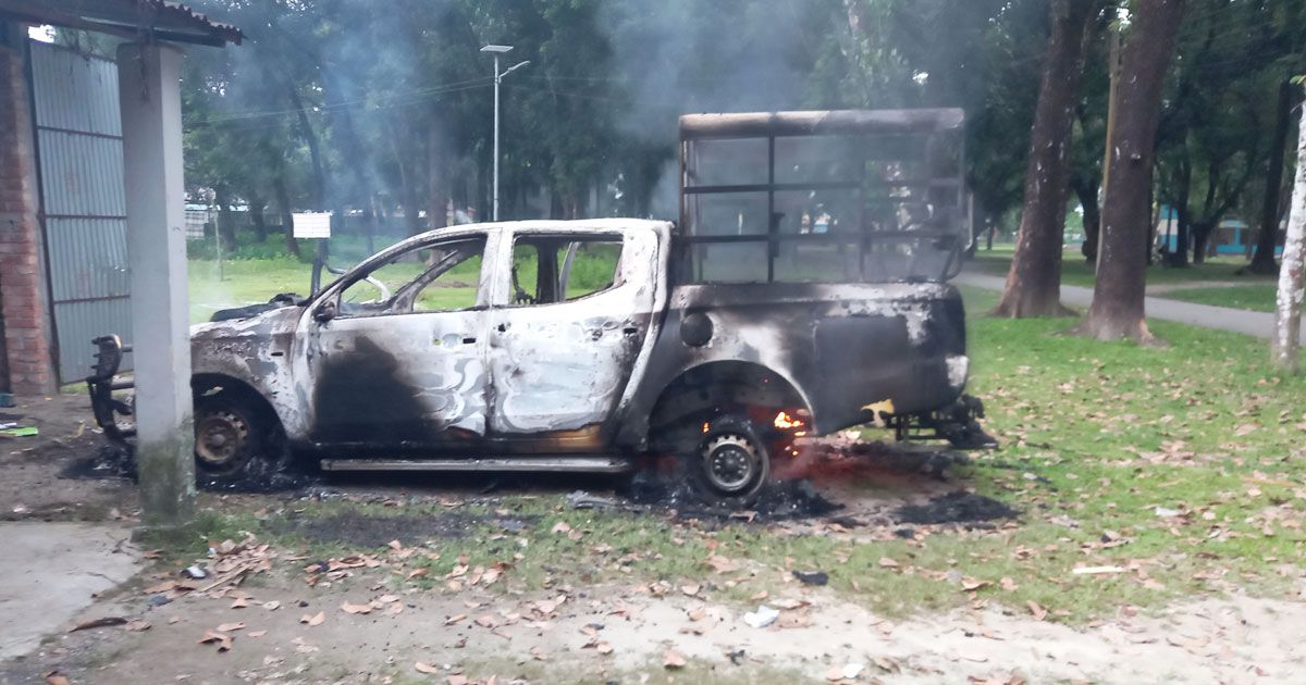 পঞ্চগড়ে ইউএনওর বাসভবনে ভাঙচুর, এসিল্যান্ডের গাড়িতে আগুন