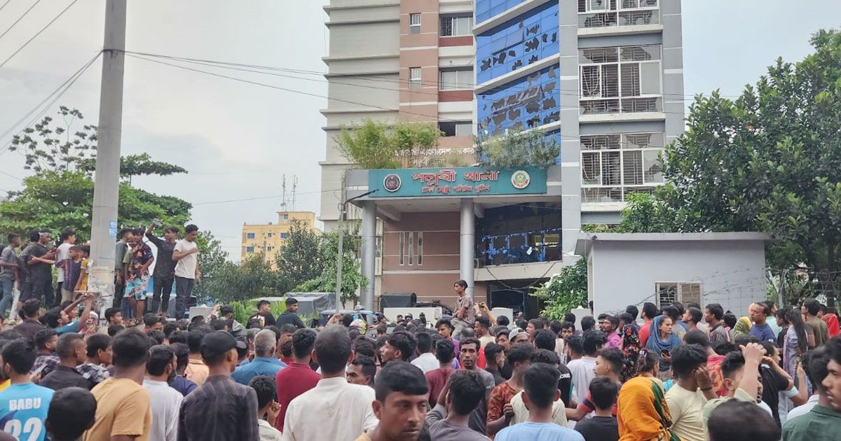 পল্লবী থানা ভাংচুর, লুটপাট