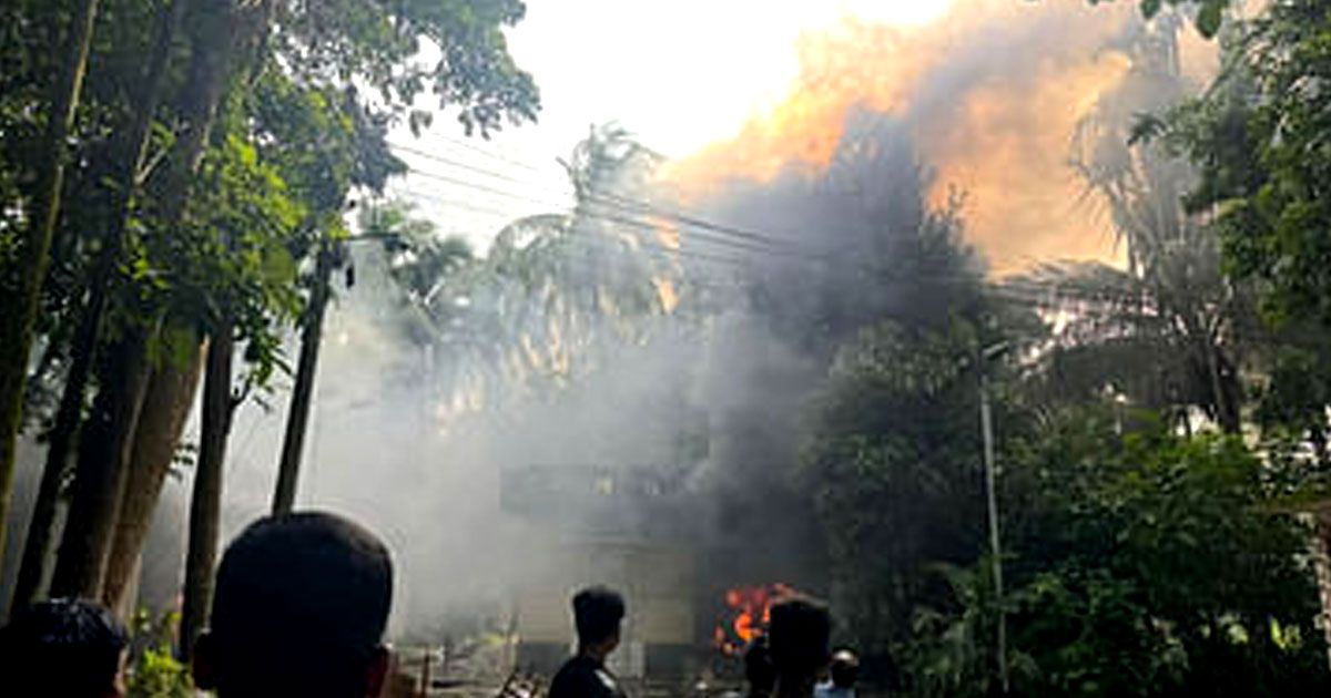 নোয়াখালীতে-ওবায়দুল-কাদেরের-বাড়িতে-অগ্নিসংযোগ