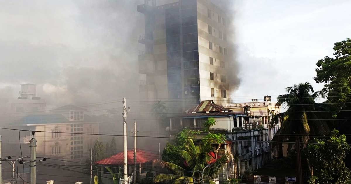 মাদারীপুরে-শাজাহান-খান-ও-বাহাউদ্দিন-নাছিমের-বাসভবনসহ-১০-স্থাপনায়-আগুন