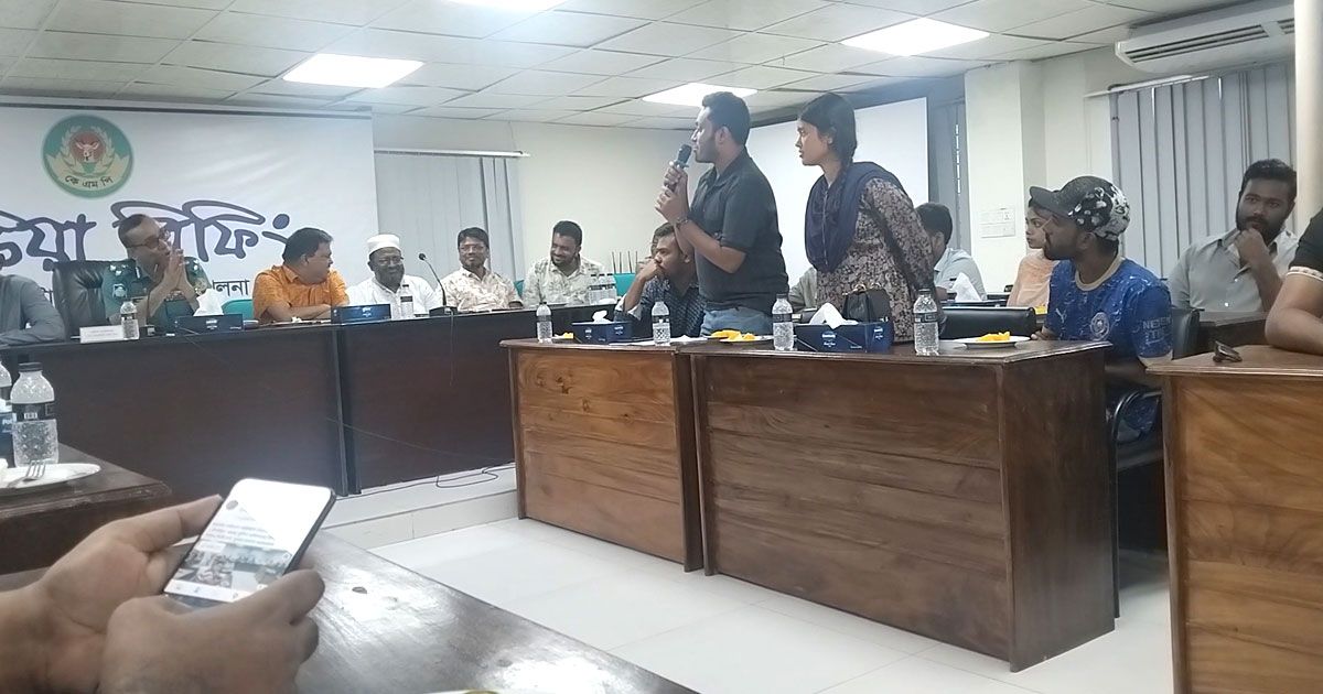 শিক্ষার্থীদের-কাছে-নিঃশর্ত-ক্ষমা-চাইলেন-কেএমপি-কমিশনার