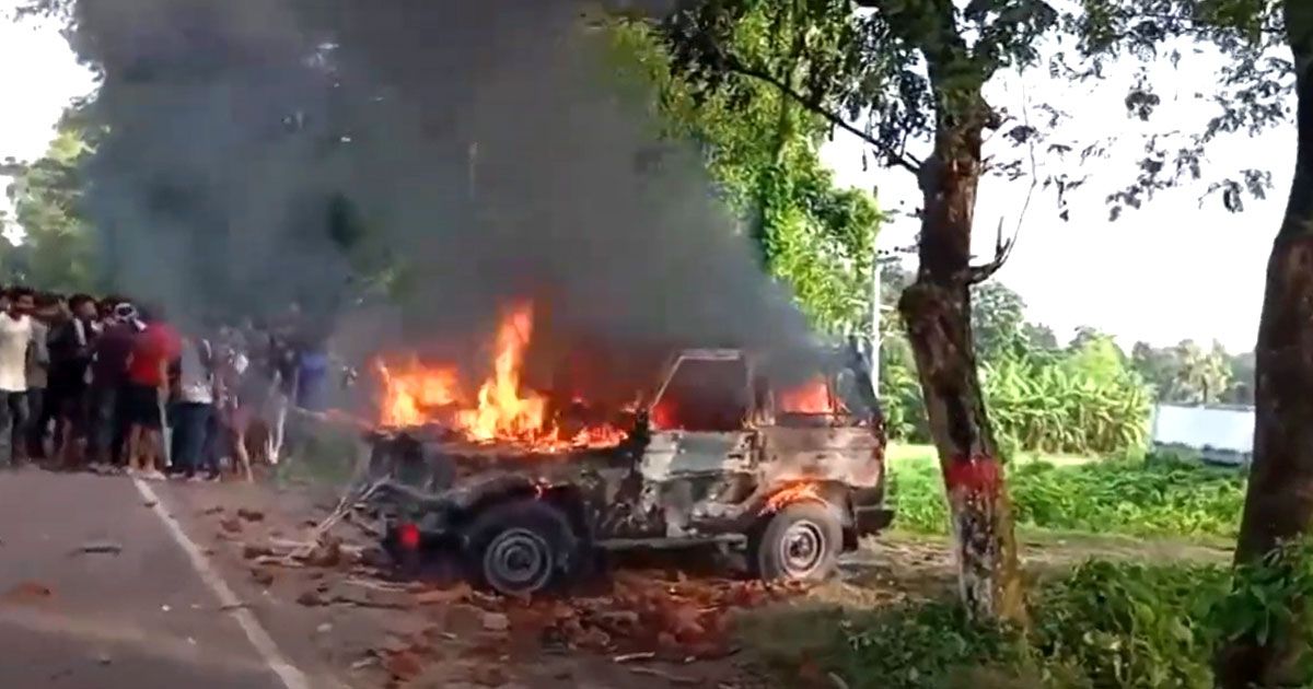 গোপালগঞ্জে-আলীগের-বিক্ষোভ-সেনাবাহিনীর-গাড়িতে-অগ্নিসংযোগ