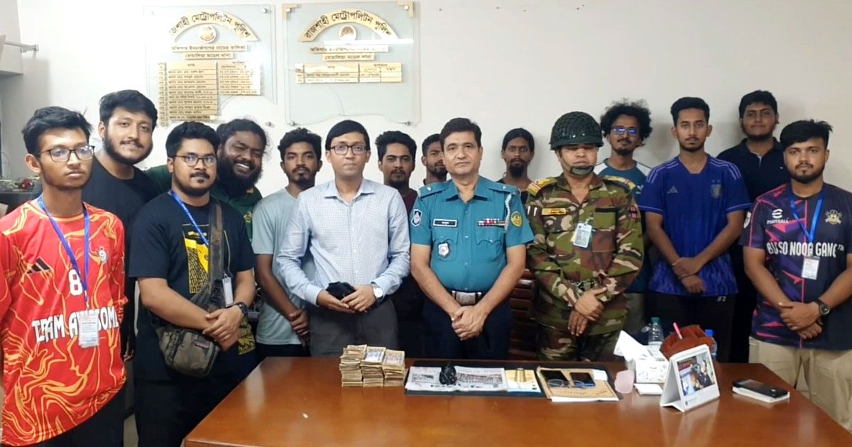 রাস্তার ধারে টাকাভর্তি ব্যাগ