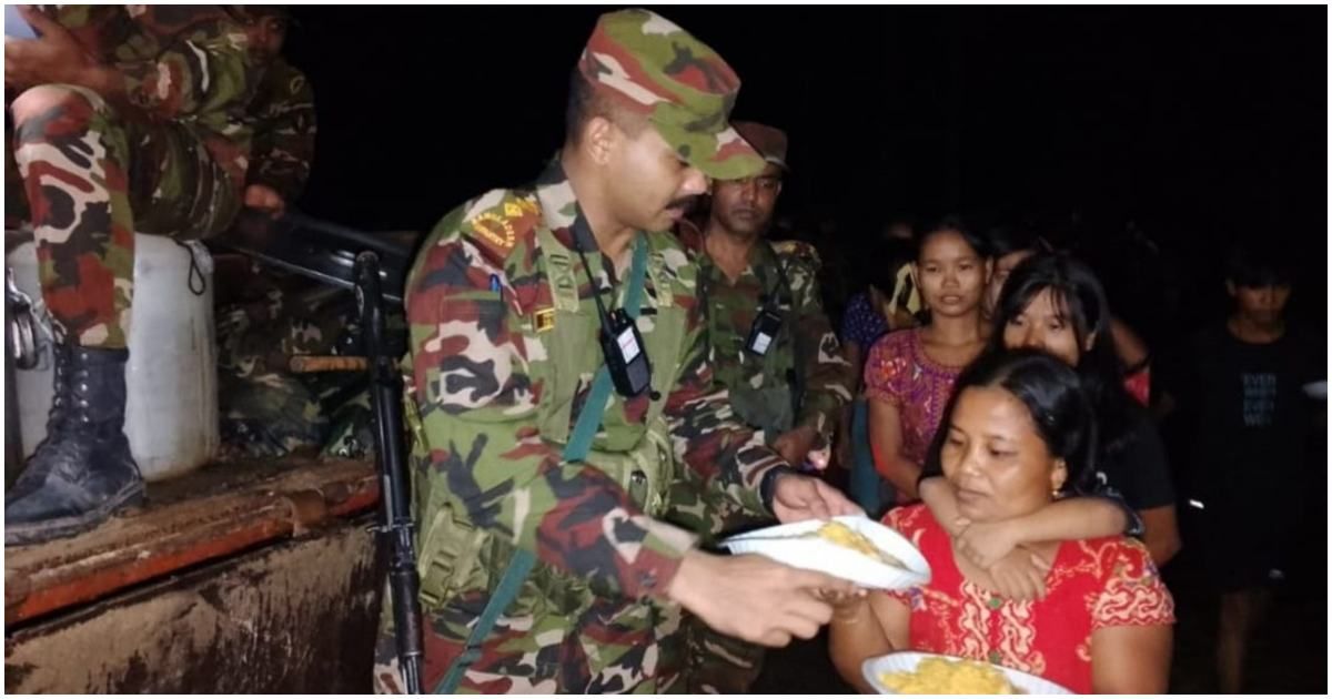 খাগড়াছড়িতে-বন্যাদুর্গতদের-পাশে-সেনাবাহিনী