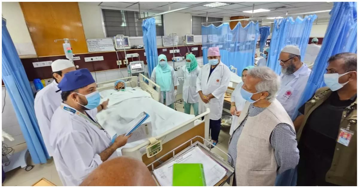 নিউরোসায়েন্সেস-হাসপাতালে-গুরুতর-আহতদের-খোঁজ-নিলেন-প্রধান-উপদেষ্টা