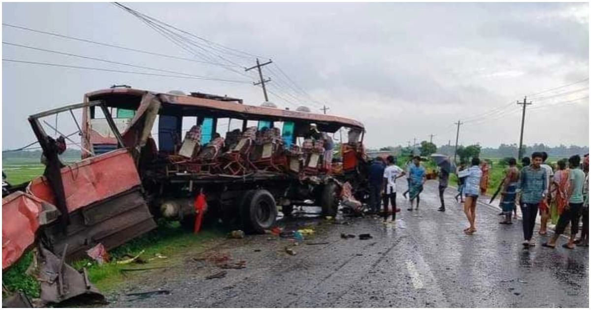 মানিকগঞ্জে মিনিবাসে ট্রাকের ধাক্কায় তিনজন নিহত, আহত ২০