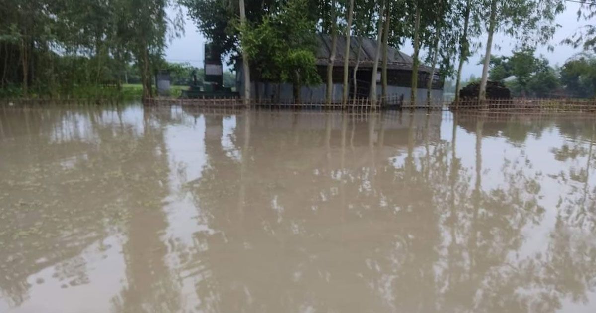 তিস্তা বিপৎসীমার নিচে, বসতবাড়ি থেকে নামছে পানি