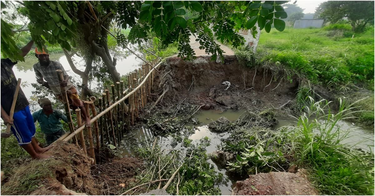 যুবদল-নেতার-বালু-উত্তোলনে-ভাঙল-সড়ক-অভিযোগ-স্থানীয়দের
