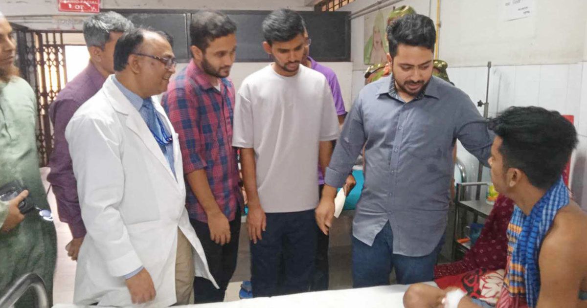 ঢামেক হাসপাতালে আহতদের পাশে দুই উপদেষ্টা, অর্থ সহায়তা