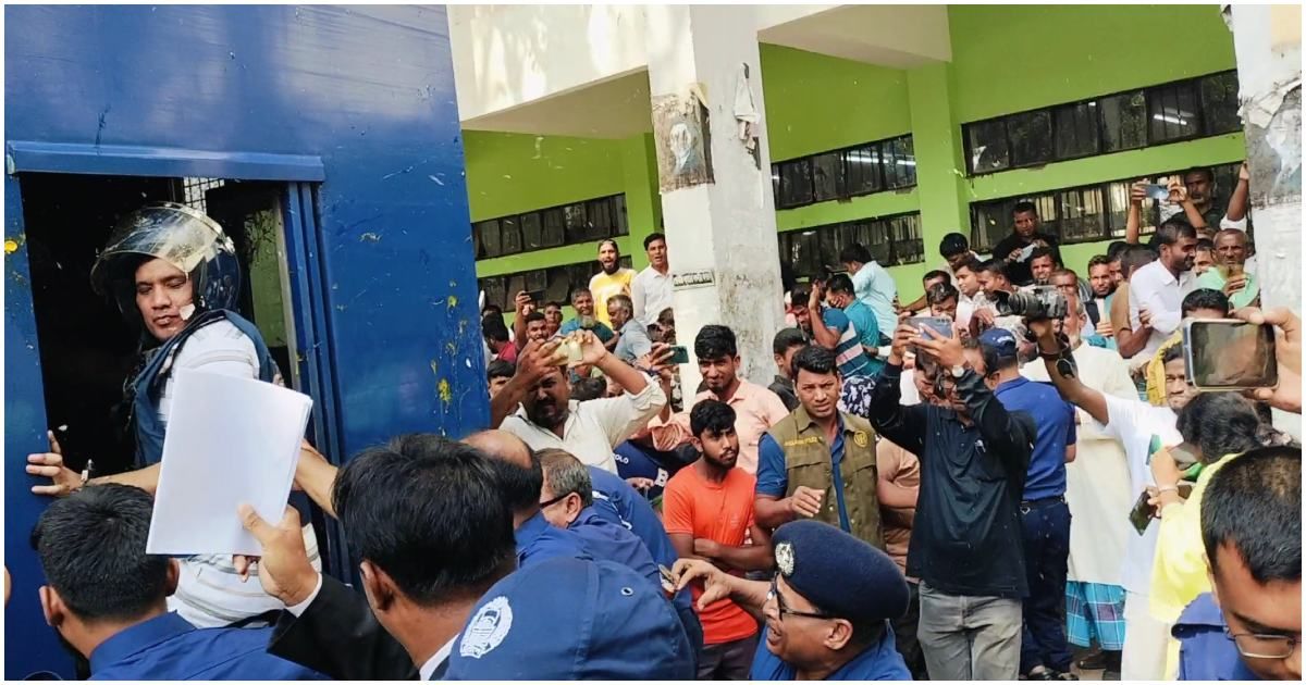 আদালতে সাবেক এমপির মুক্তির স্লোগান, জনতার ধাওয়া