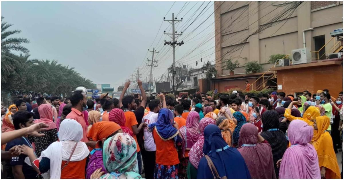 আশুলিয়ায় মহাসড়কে নেমে কারখানা কর্মকর্তার অপসারণ দাবি শ্রমিকদের