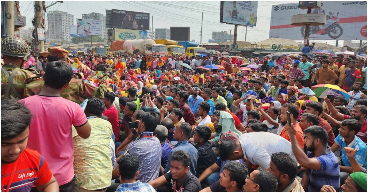 আশুলিয়ায়-দ্বিতীয়-দিনের-মতো-সড়ক-অবরোধ-শ্রমিকদের 
