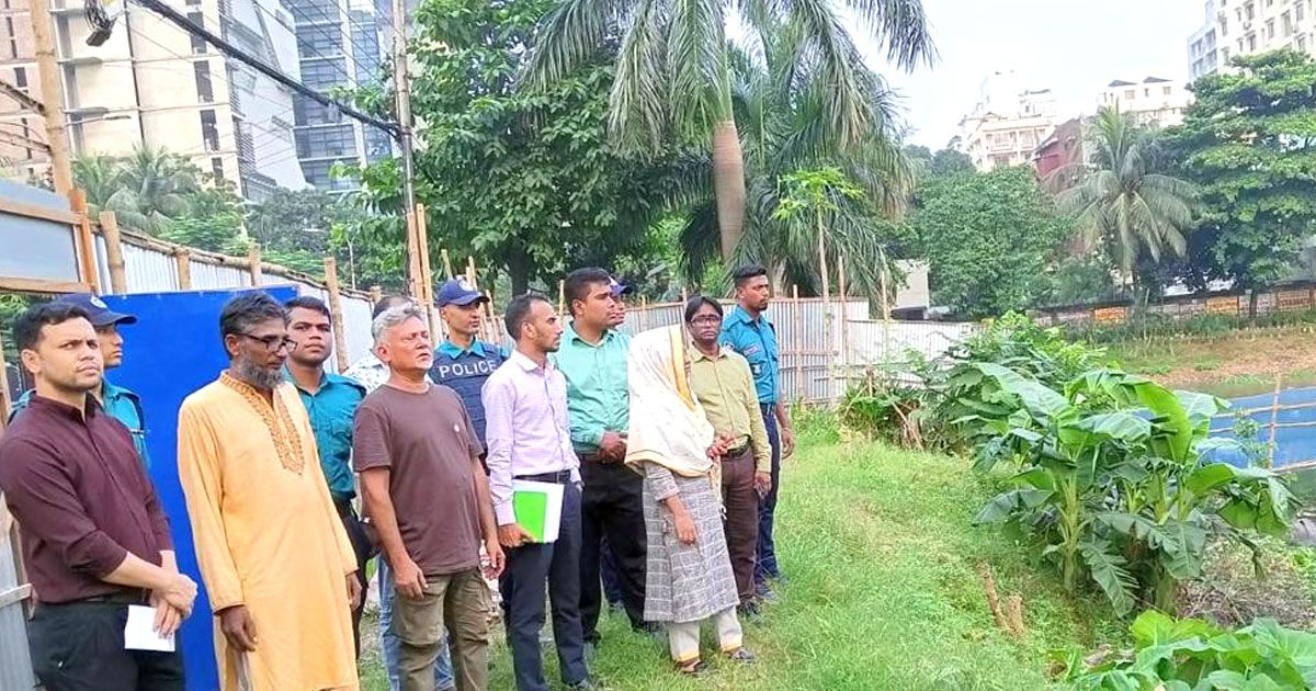 গুলশান লেকে অবৈধ স্থাপনা উচ্ছেদ
