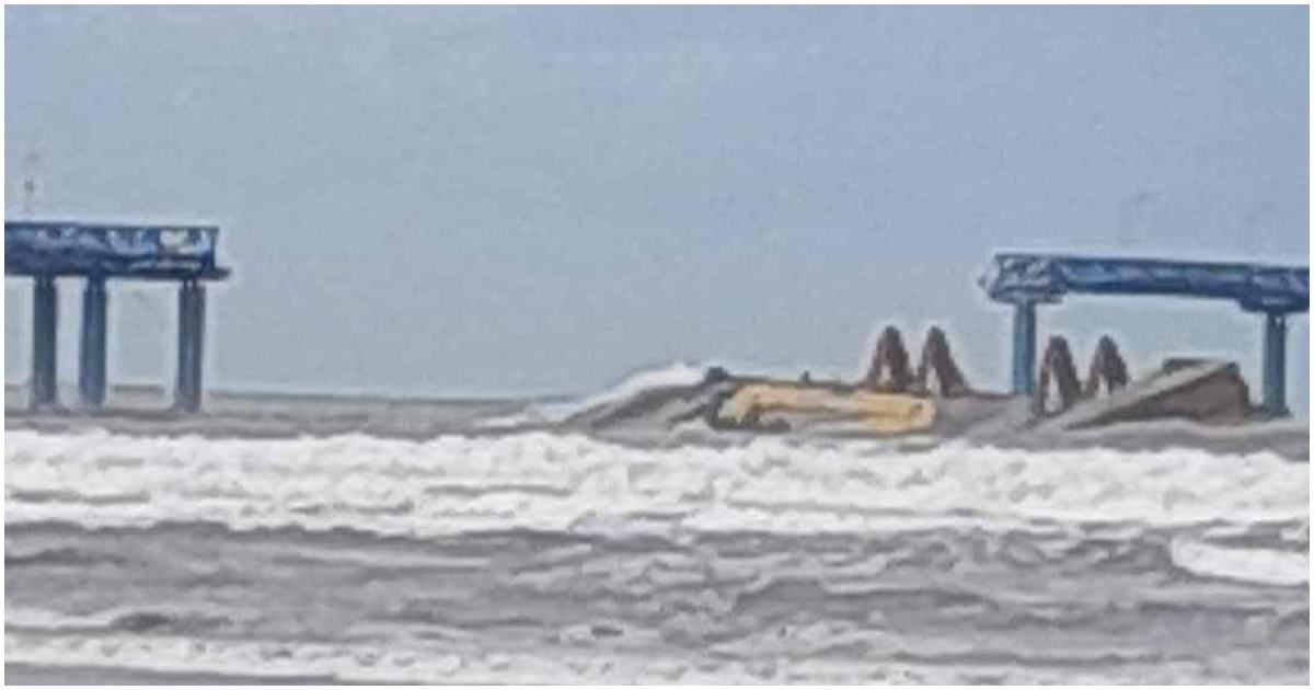 ‘দানা’: ইনানীতে ভাঙল নৌবাহিনীর জেটি 