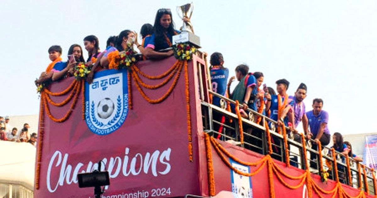 ছাদ-খোলা-বাসে-চড়ে-বাফুফের-পথে-সাফজয়ী-মেয়েরা