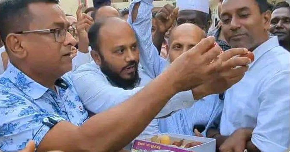 আমুর-গ্রেপ্তারে-ঝালকাঠিতে-মিষ্টি-বিতরণ