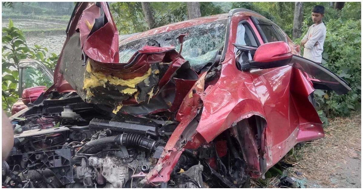 গাছে প্রাইভেট কারের ধাক্কা, চালকসহ দুজন নিহত