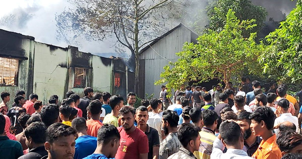 গাজীপুরে-পোশাক-শ্রমিক-এলাকাবাসী-সংঘর্ষ-কারখানায়-আগুন