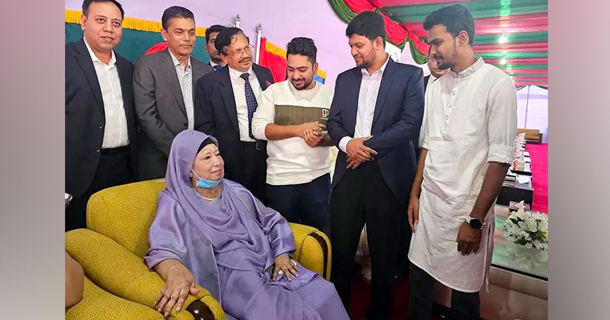 খালেদা জিয়ার সঙ্গে ছাত্র আন্দোলনের নেতাদের কুশল বিনিময়