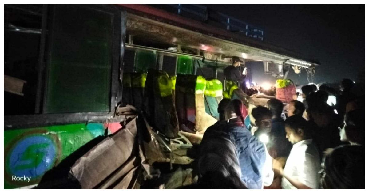 ট্রাকের সঙ্গে পোশাকশ্রমিকবাহী বাসের সংঘর্ষে চারজন নিহত